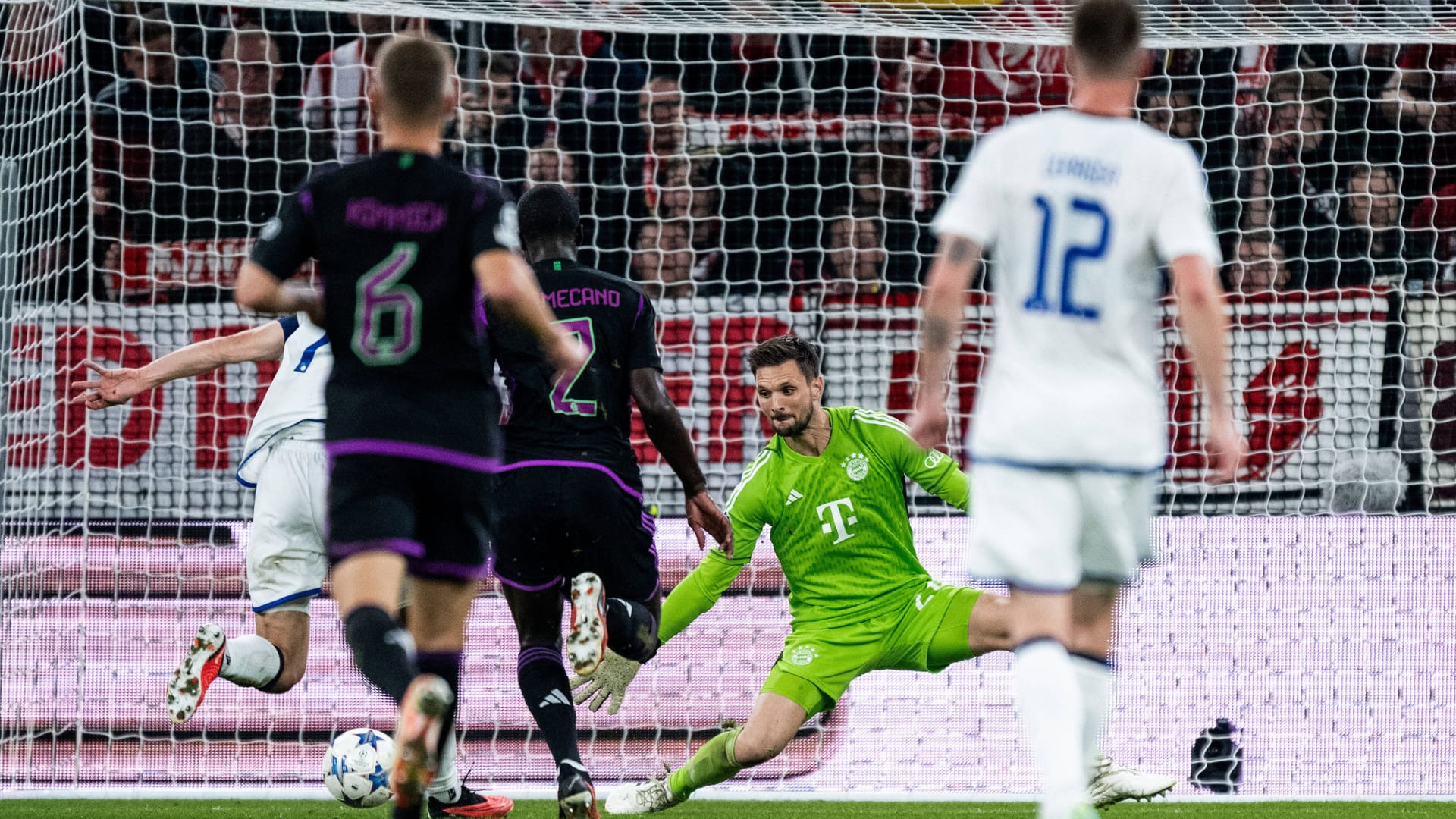 Sven Ulreich: Hielt den ersten Schuss (4.) und auch den ersten Kopfball (27.) sicher fest. Beim 0:1 konnte nichts mehr machen. Insgesamt recht souverän. Rettete den Sieg mit einer Weltklasseparade in der Nachspielzeit. Note 2