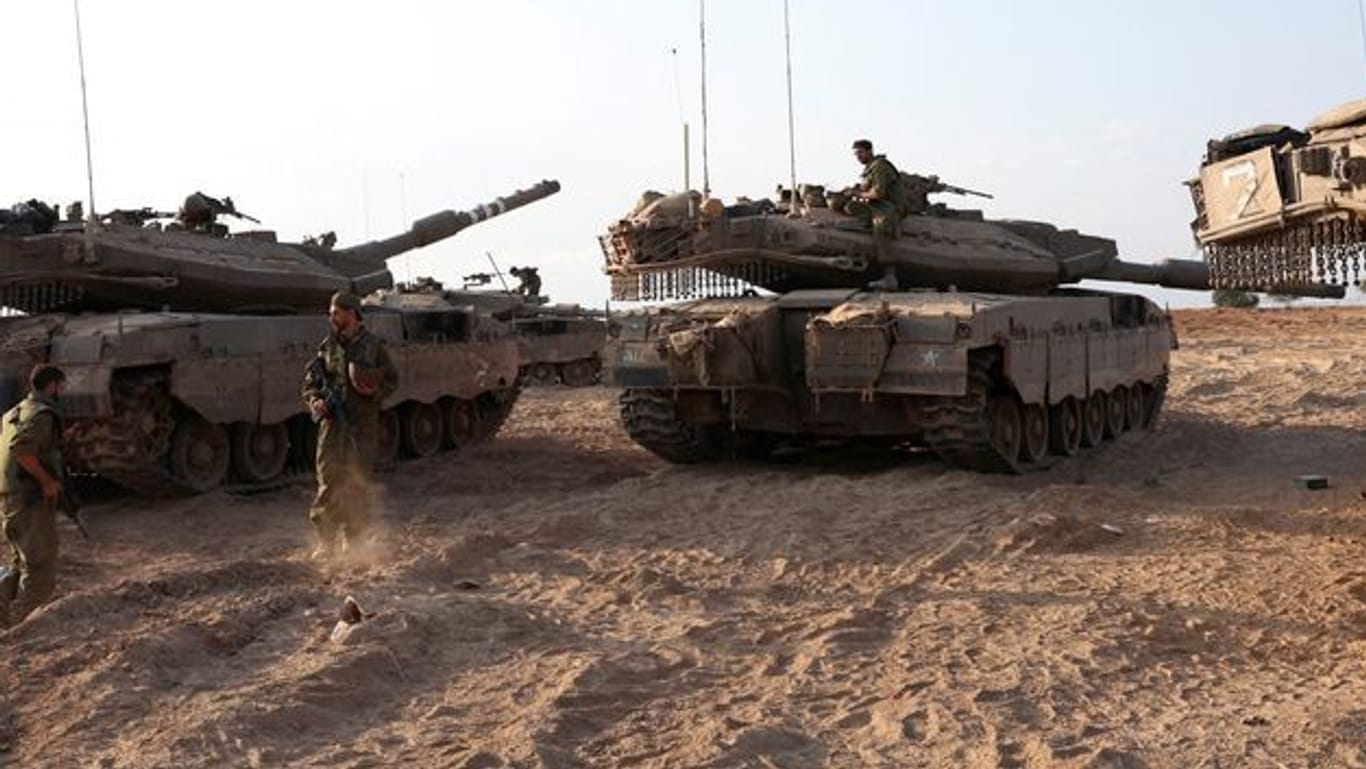 Israelische Panzer bereiten sich vor dem Gaza-Streifen auf den Bodenangriff vor.