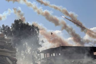 Raketen werden abgefeuert (Archivbild): Die USA sollen sich laut Medienberichten auf einen iranischen Angriff aus Israel vorbereiten.