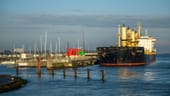 Cuxhaven: Das Frachtschiff "Polesie" liegt im Hafen. Infolge eines Unfalls mit dem Frachter "Verity" am Dienstagmorgen wurde die Rettungsaktion mittlerweile eingestellt.