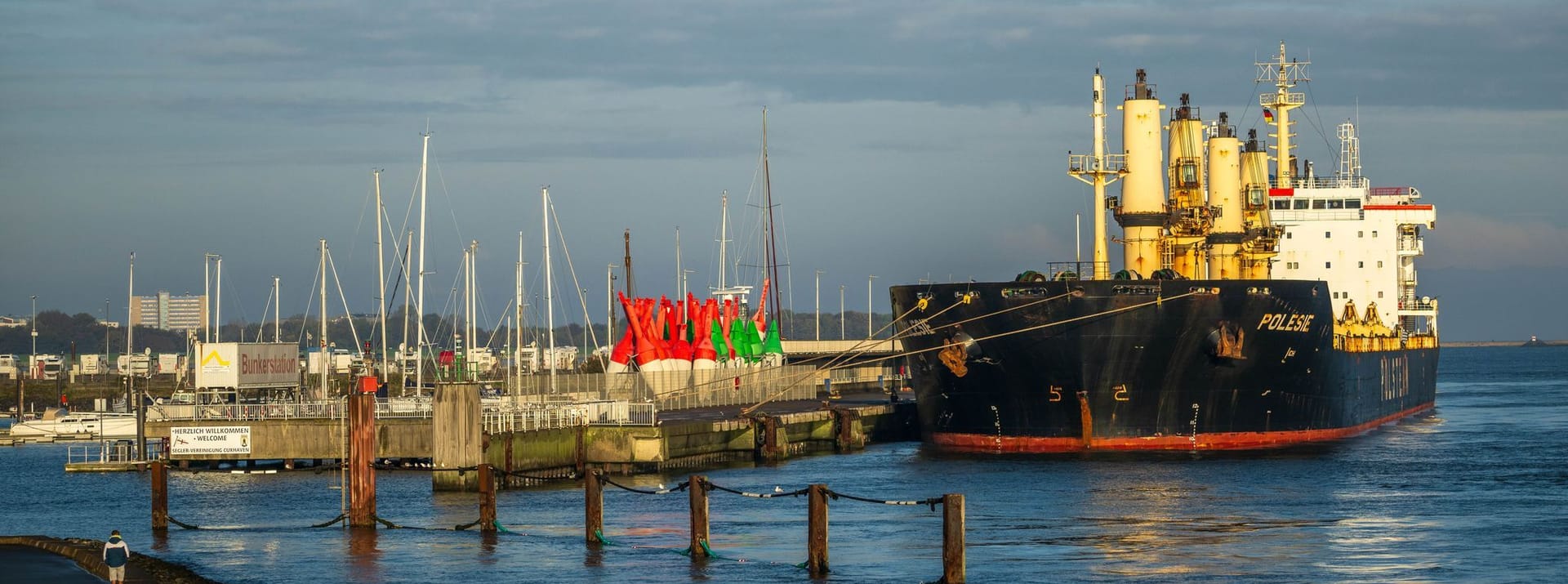 Cuxhaven: Das Frachtschiff "Polesie" liegt im Hafen. Infolge eines Unfalls mit dem Frachter "Verity" am Dienstagmorgen wurde die Rettungsaktion mittlerweile eingestellt.
