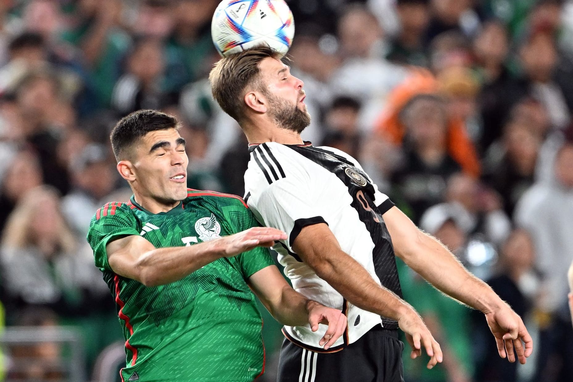 Umkämpfter Zweikampf: Deutschlands Niclas Füllkrug (li.) im Kopfballduell mit Mexikos Cesar Montes.