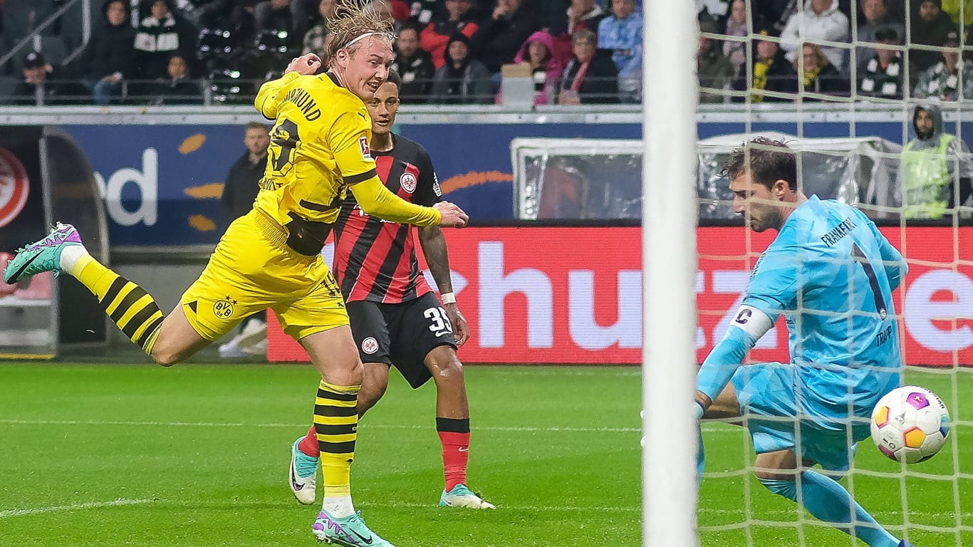 Das 3:3: Dortmunds Brandt (li.) überwindet Frankfurt-Torwart Trapp.
