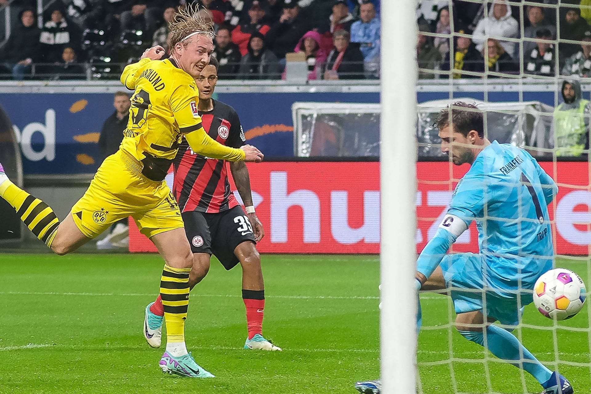 Das 3:3: Dortmunds Brandt (li.) überwindet Frankfurt-Torwart Trapp.