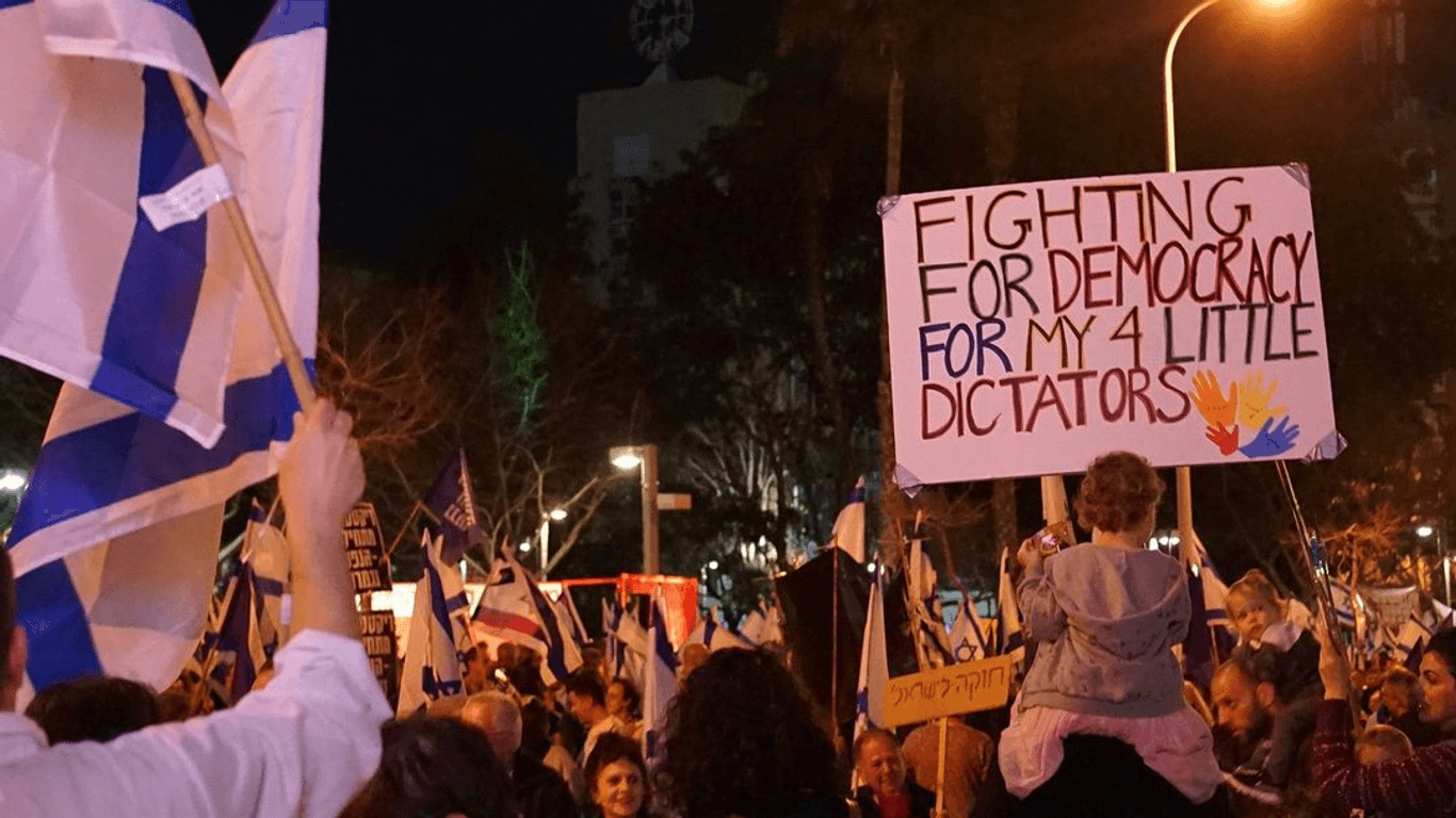 Protest in Tel Aviv (Archivbild): Im Zuge einer geplanten Justizreform gingen Hunderttausende auf die Straßen.