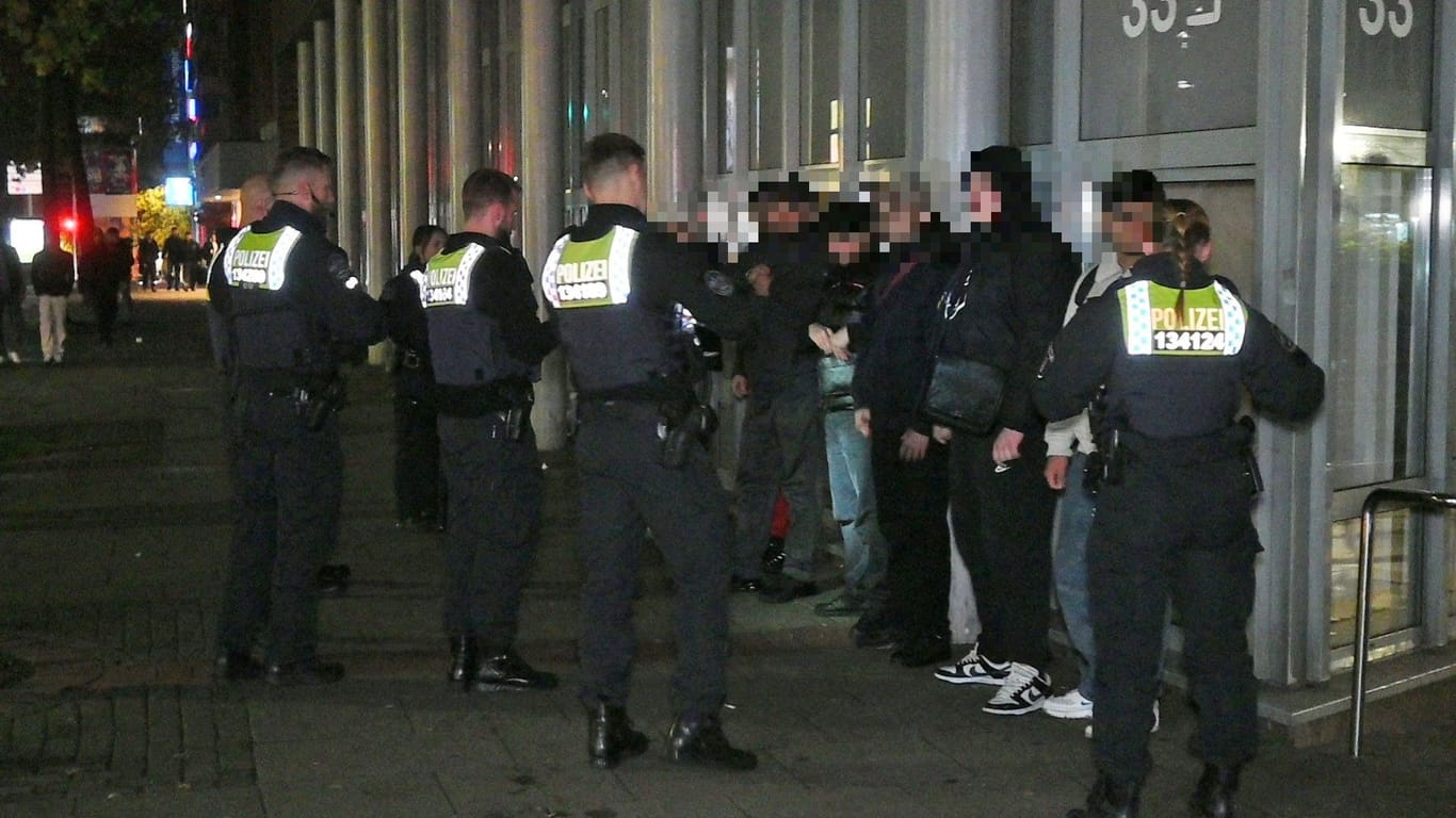 Polizeikontrolle mehrerer Jugendlicher und junger Männer am Harburger Ring am Montagabend.