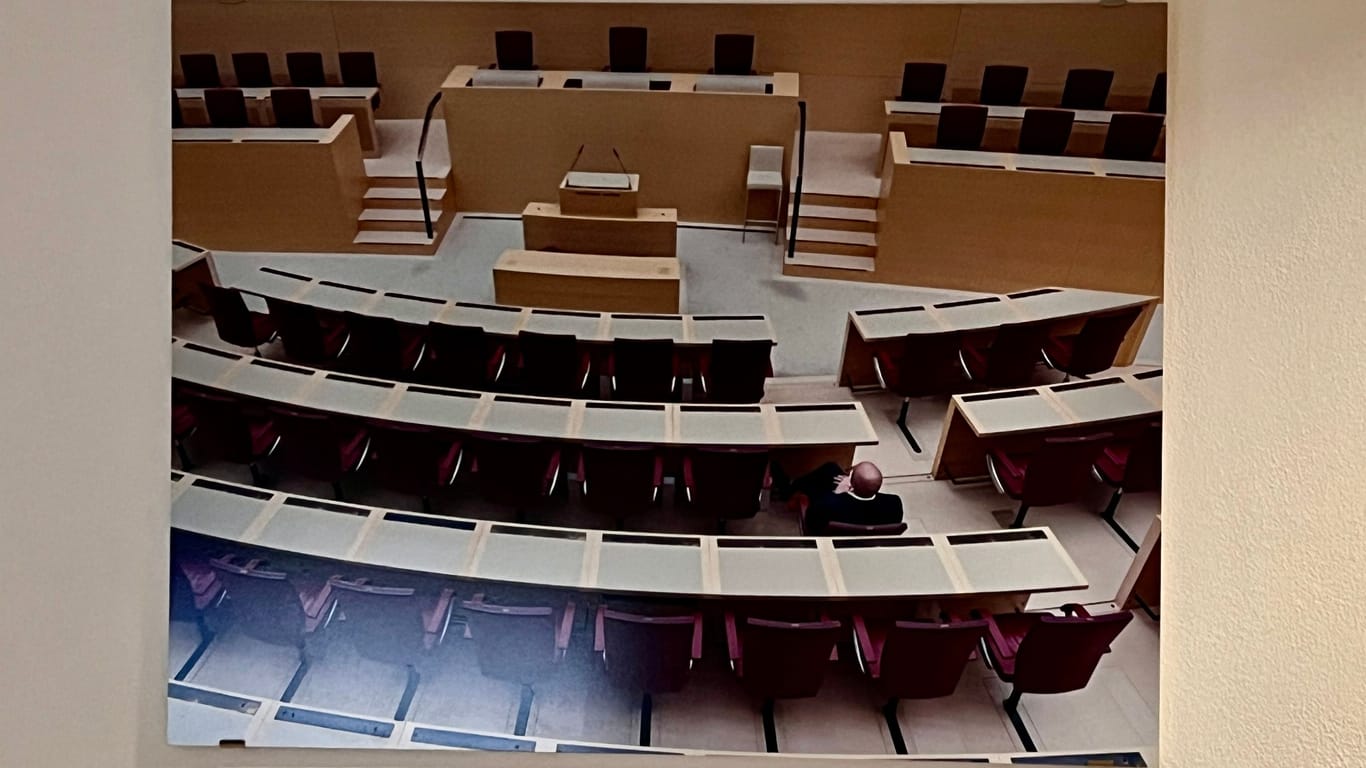 Wertingen: Ein Foto in Mehrings Büro zeigt ihn, wie er allein im Plenum des bayerischen Landtags sitzt.