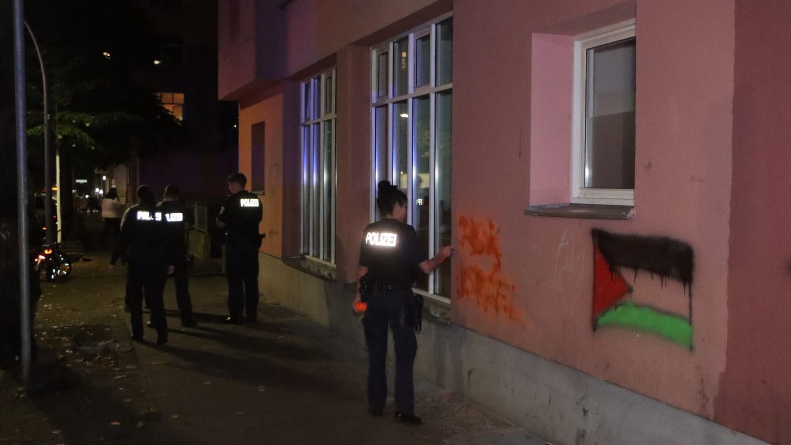 Die Polizei übersprühte die Hassbotschaften am Dienstagabend direkt.