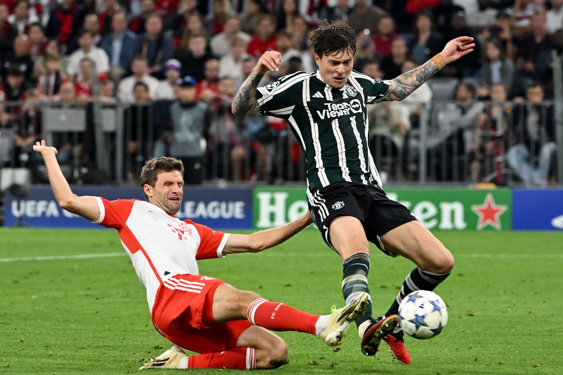 Thomas Müller mit Victor Lindelöf