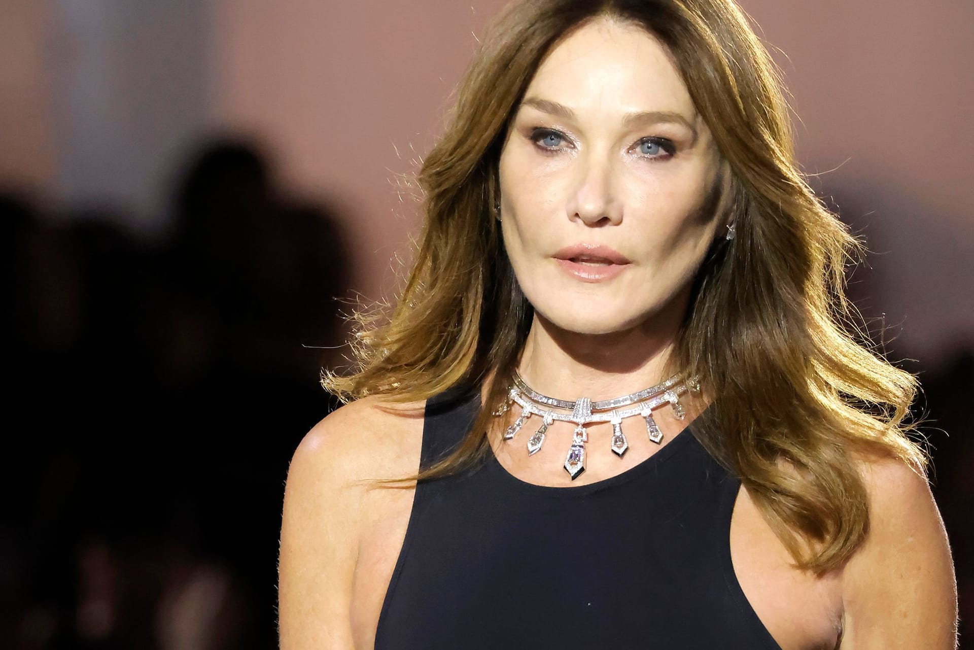 Carla Bruni: Die 55-Jährige macht ihre gesundheitlichen Probleme öffentlich.