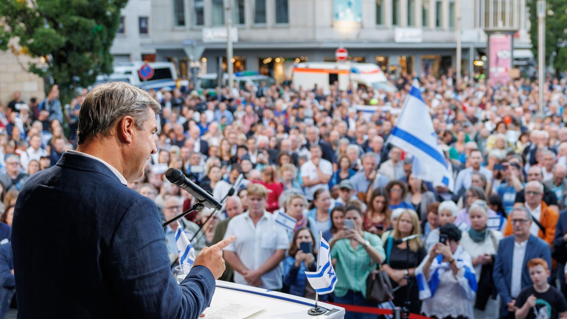 Söder bei der Solidaritätskundgebung in Nürnberg am Abend: Rund 2.000 Menschen kamen. Söder bei der Solidaritätskundgebung in Nürnberg am Abend: Rund 2.000 Menschen kamen.