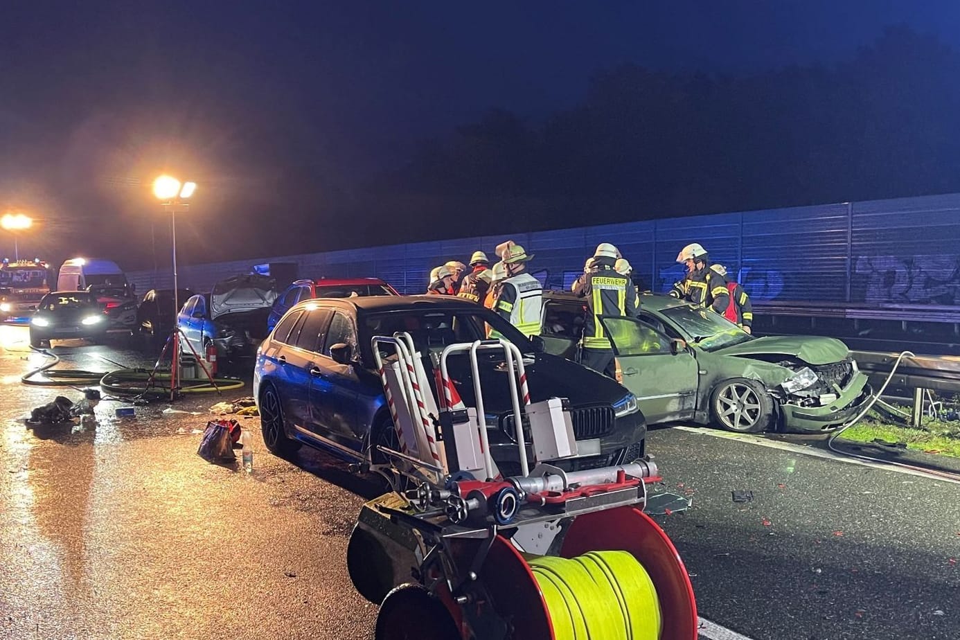 Feuerwehr und Polizei an der Unfallstelle auf der A2: Die Lage ist unübersichtlich.