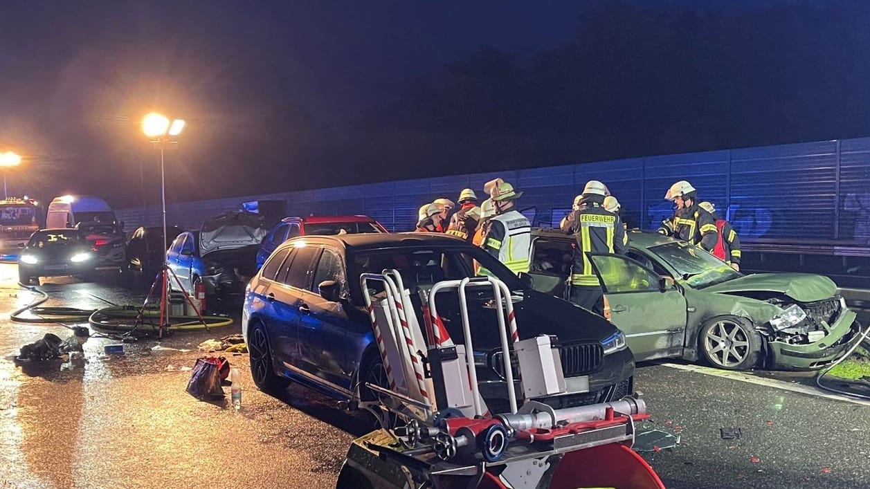 Feuerwehr und Polizei an der Unfallstelle auf der A2: Die Lage ist unübersichtlich.