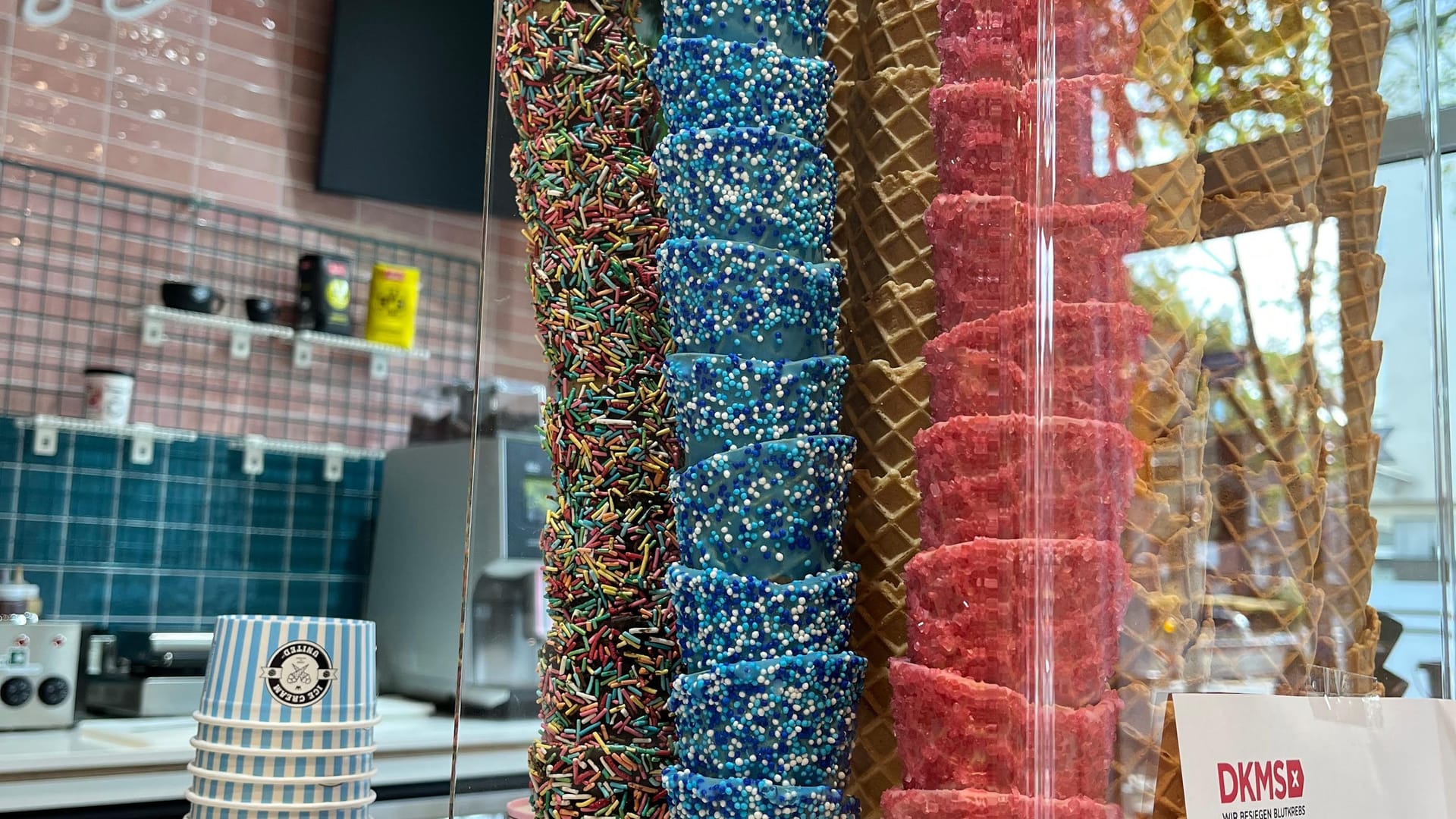 Bunte Eishörnchen zieren die Theke bei "United Ice Cream" im Kreuzviertel.