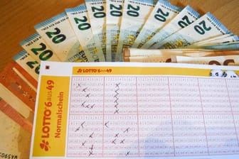 Eurojackpot- und viele Geldscheine (Symbolfoto): In Nordrhein-Westfalen hat ein Unbekannter wegen des ersten nun auch das Zweite.