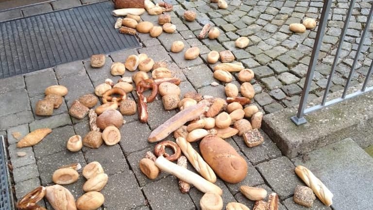 Mitarbeitende der sozialen Wohnungsverwaltung finden in einem Hof unzählige Backwaren. Ein Mieter hatte diese dort hingeworfen.