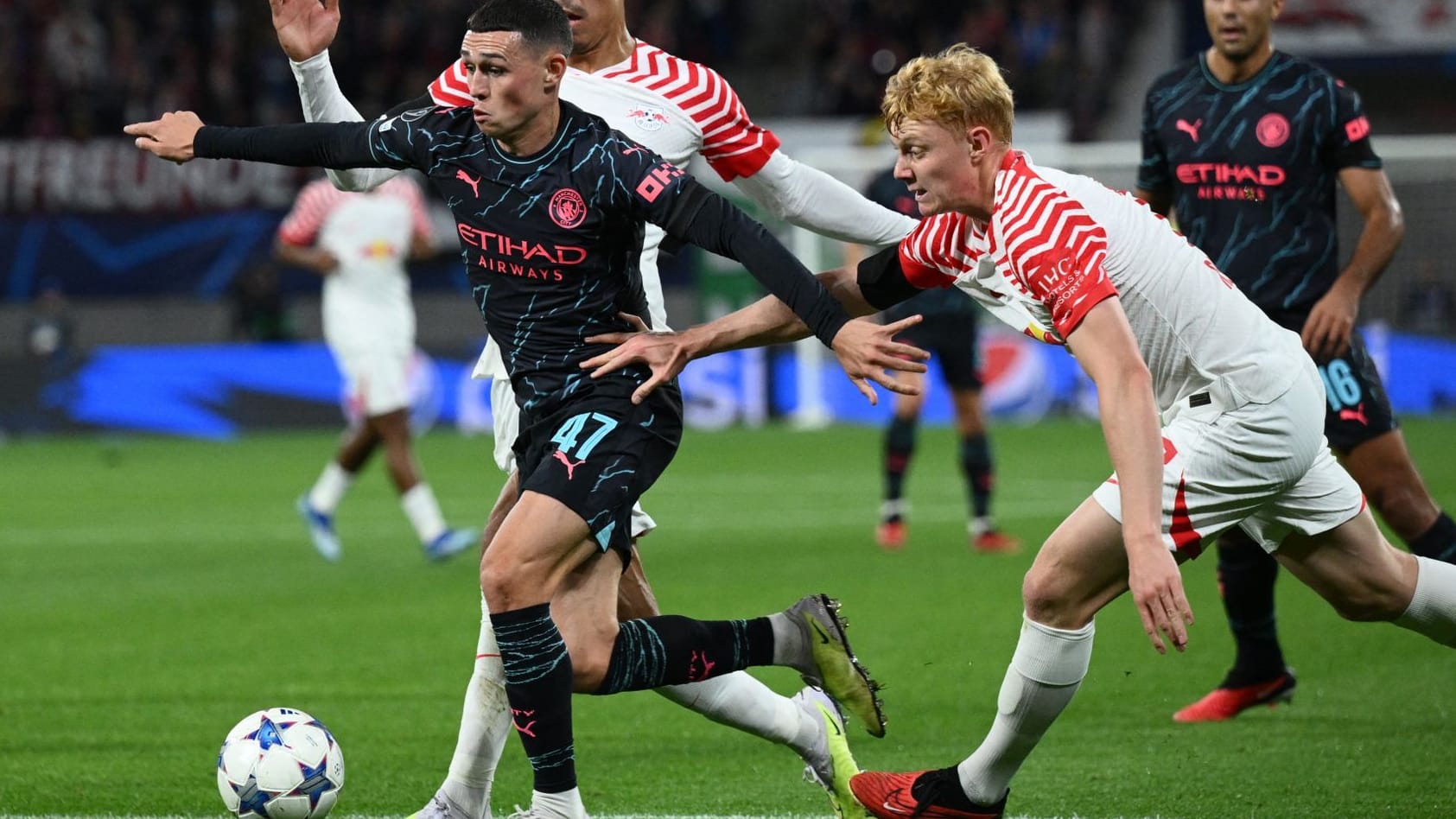 Phil Foden (vorne links) ist mit dem Ball am Fuß kaum zu stoppen.