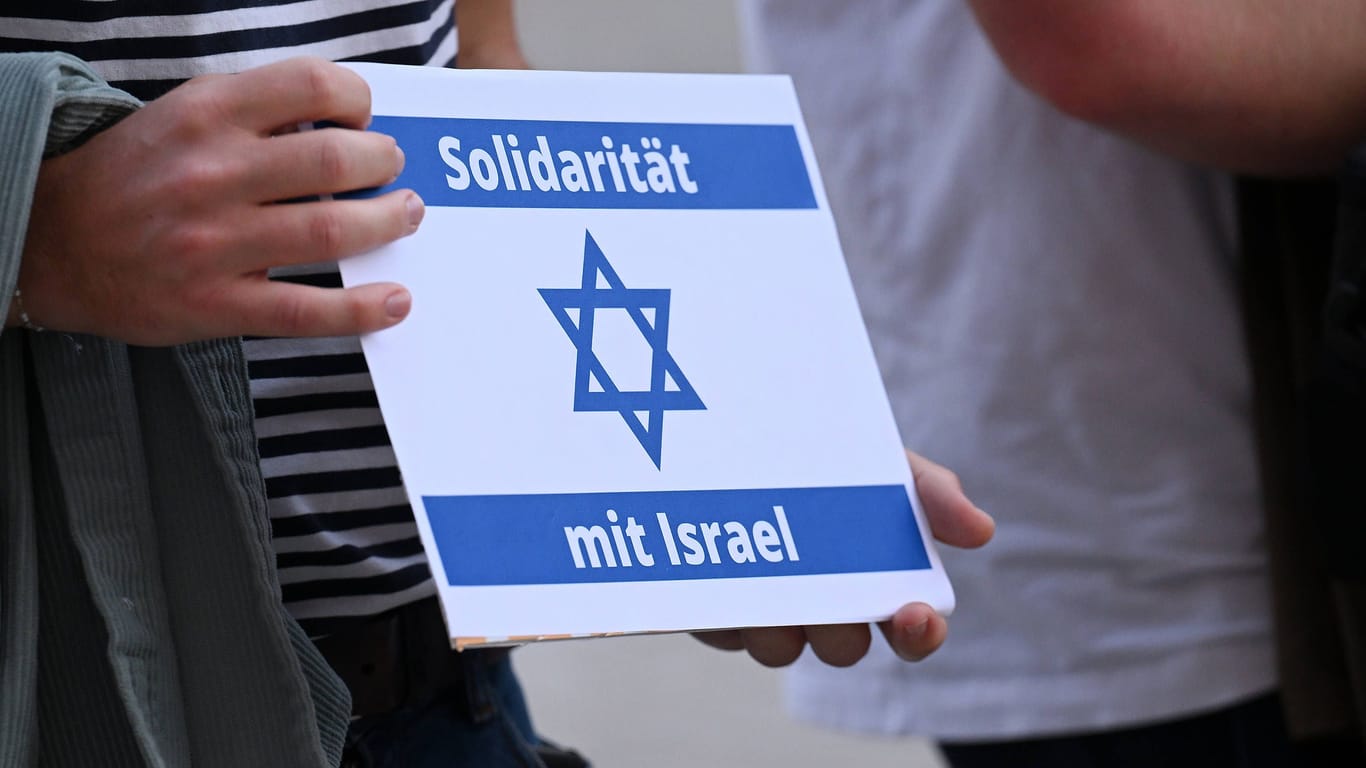Jemand hält ein Schild mit der Aufschrift "Solidarität mit Israel" (Archivbild): Auch in der Region Hannover demonstriert am Montag ein breites Bündnis.