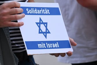 Jemand hält ein Schild mit der Aufschrift "Solidarität mit Israel" (Archivbild): Auch in der Region Hannover demonstriert am Montag ein breites Bündnis.