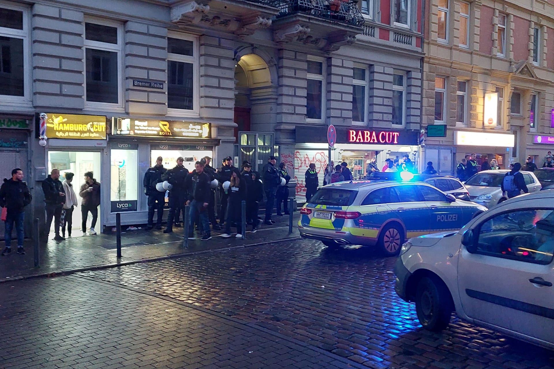 Polizisten in der Bremer Reihe: Ein einfacher Handydiebstahl in St. Georg löste einen Großeinsatz der Polizei aus.