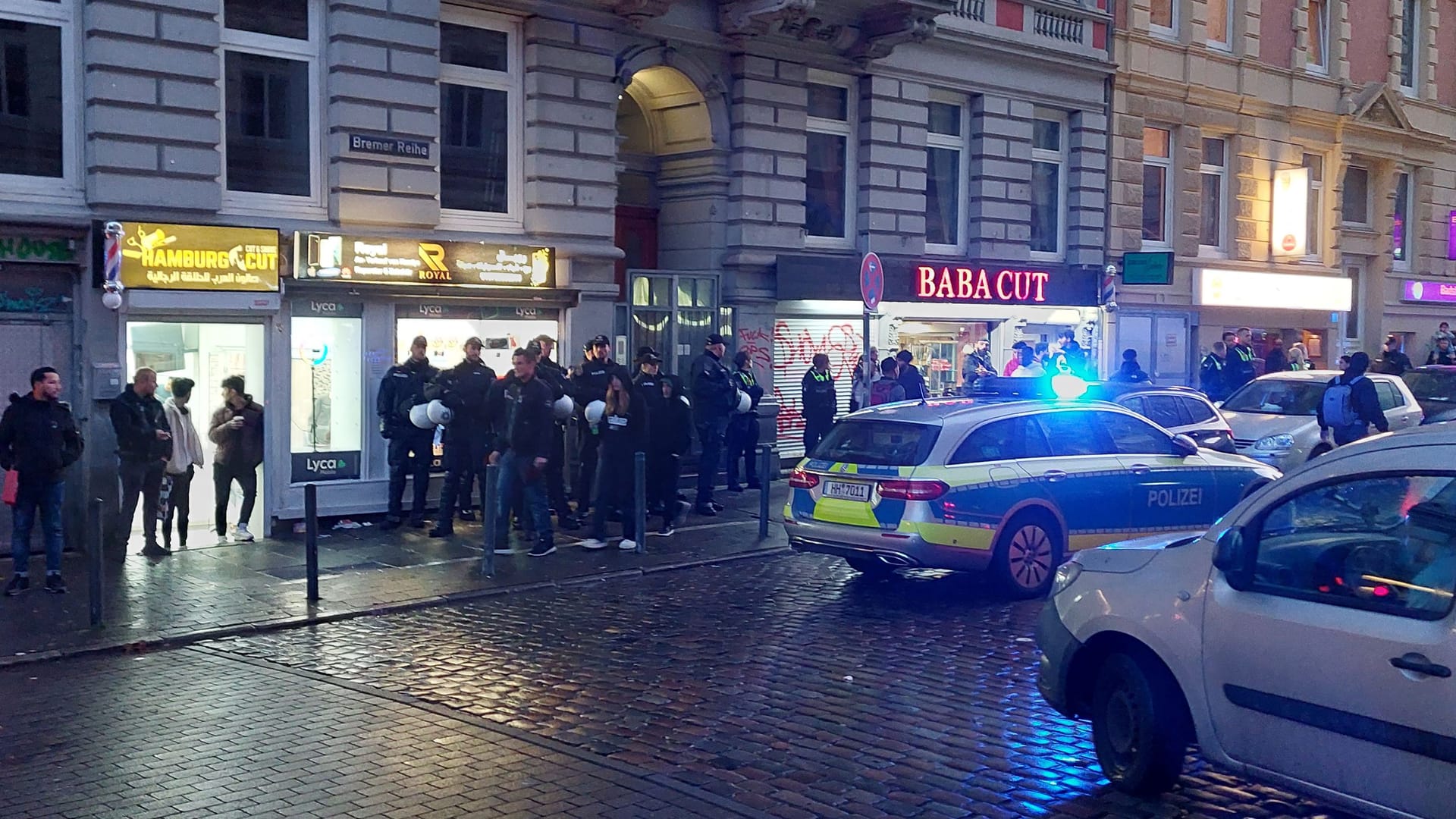 Polizisten in der Bremer Reihe: Ein einfacher Handydiebstahl in St. Georg löste einen Großeinsatz der Polizei aus.