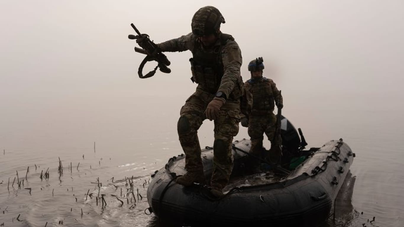 Ukrainische Soldaten in einem Schlauchboot auf dem Fluss Dnipro: Die Kämpfen im Osten des Landes nehmen zu.