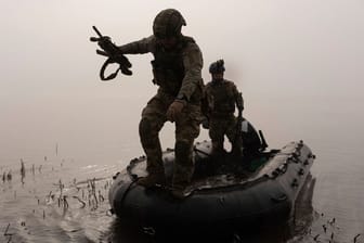 Ukrainische Soldaten in einem Schlauchboot auf dem Fluss Dnipro: Die Kämpfen im Osten des Landes nehmen zu.