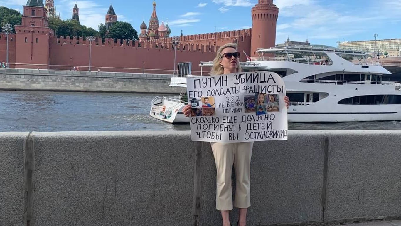Marina Owsjannikowa: TV-Journalistin in Russland verurteilt.