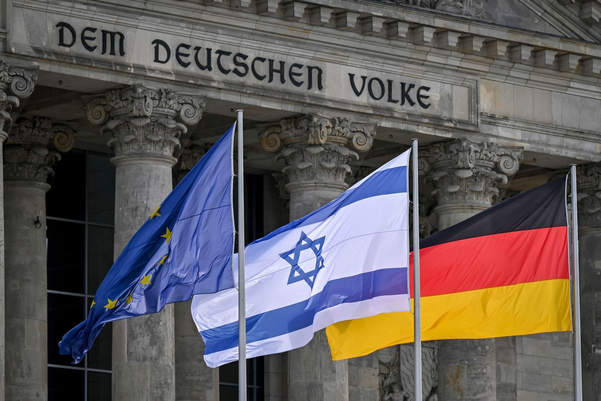 Berlin: Flaggen der EU, von Israel und Deutschland vor dem Reichstag.