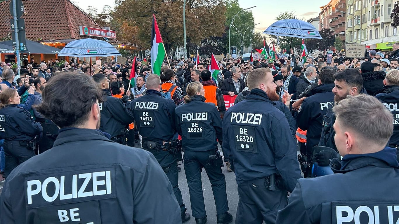 Teilnehmer einer Pro-Palästina Kundgebung demonstrieren auf dem Kottbusser Damm. Der von der Polizei begleitete Demonstrationszug startete am Oranienplatz in Kreuzberg und bewegte sich in Richtung Neukölln.