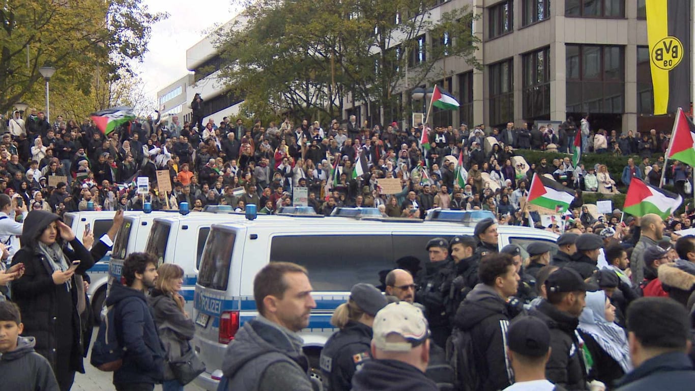 2.500 Menschen bei Pro-Palästina-Demo in Dortmund: Die Veranstalter hatten nur mit 1.000 Teilnehmern gerechnet.