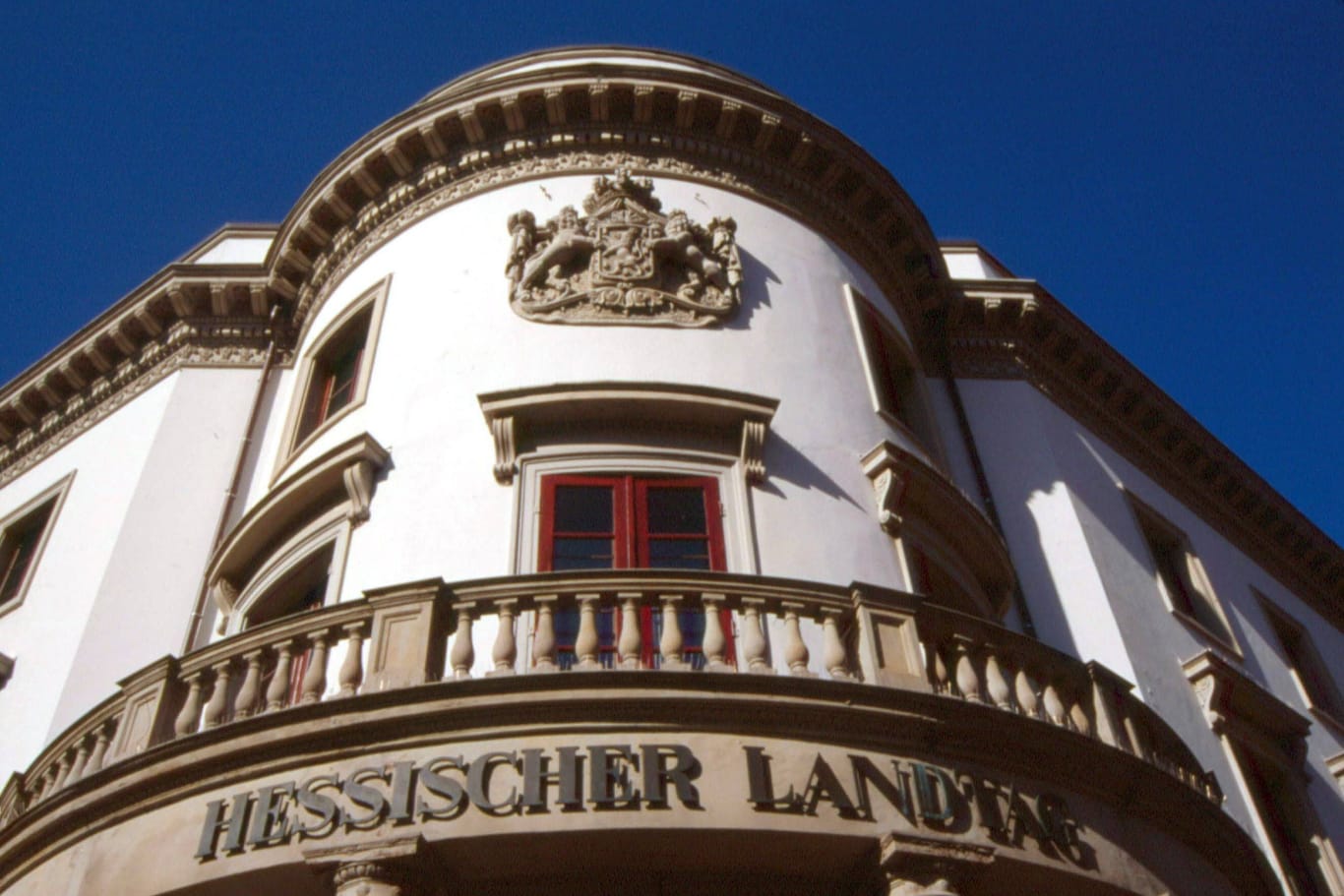 Hessischer Landtag in Wiesbaden (Symbolbild): Nach der Wahl wird entschieden, wer regiert.