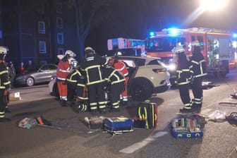 Unfall in Billstedt: Die Feuerwehr musste einen Fahrer aus seinem Auto befreien.