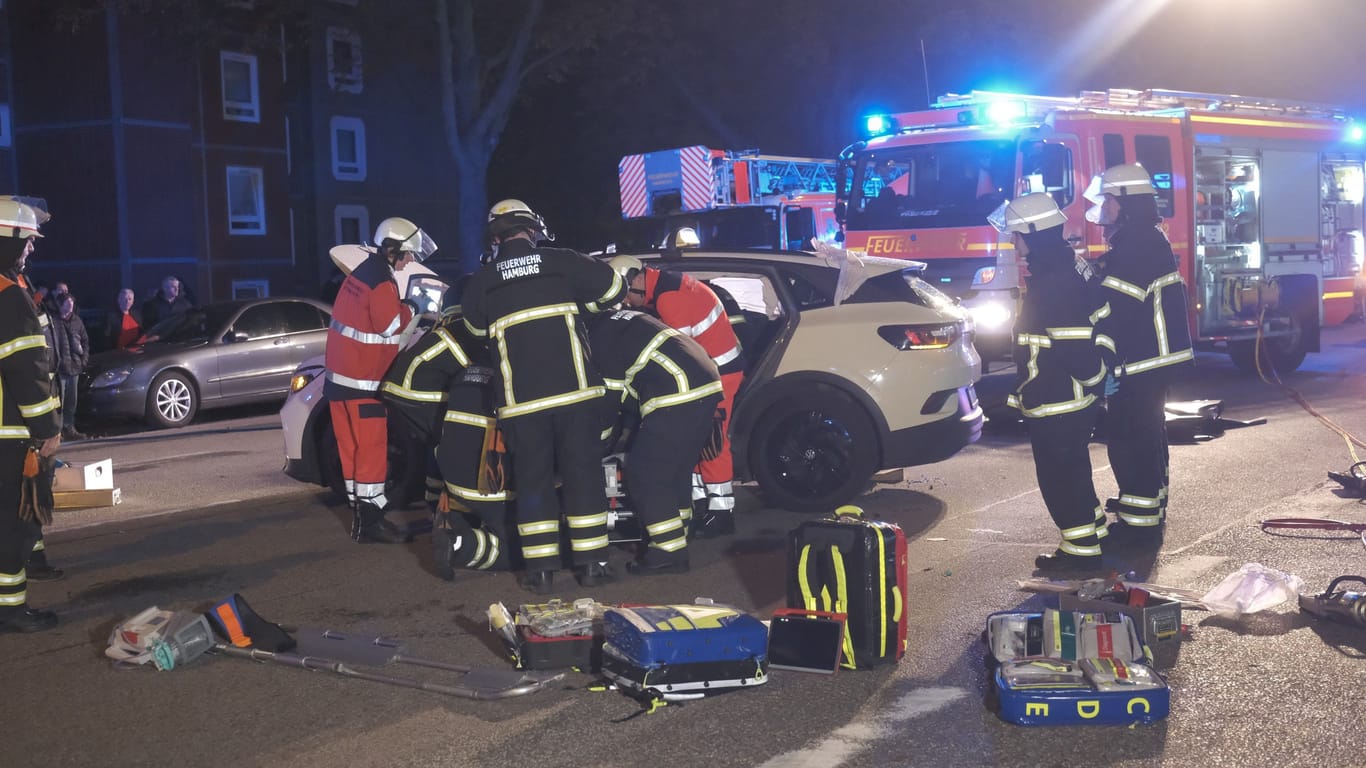 Unfall in Billstedt: Die Feuerwehr musste einen Fahrer aus seinem Auto befreien.