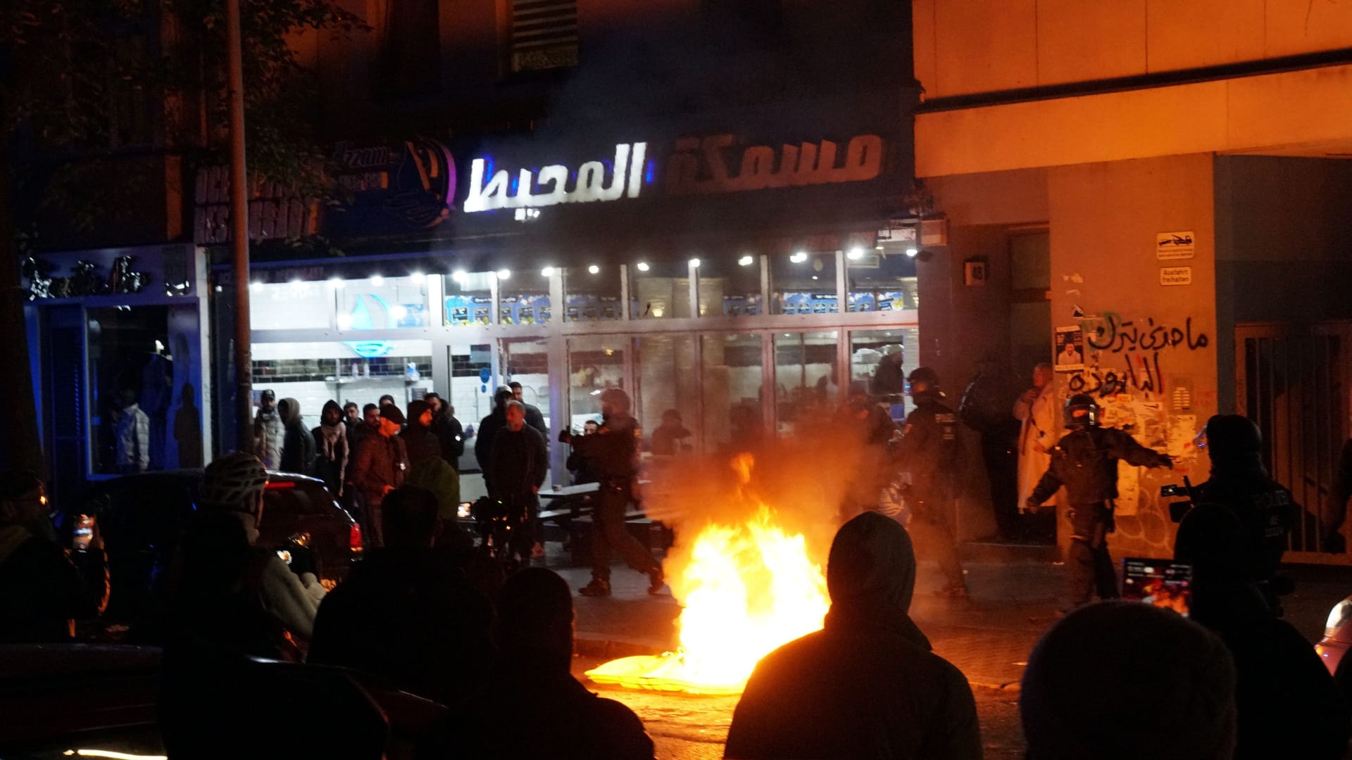 Berlin-Neukölln am Mittwochabend: Auf Polizeikräfte sollen Steine und Feuerwerkskörper geworfen worden sein. Um den Widerstand zu brechen, setzten die Beamten körperliche Gewalt ein.