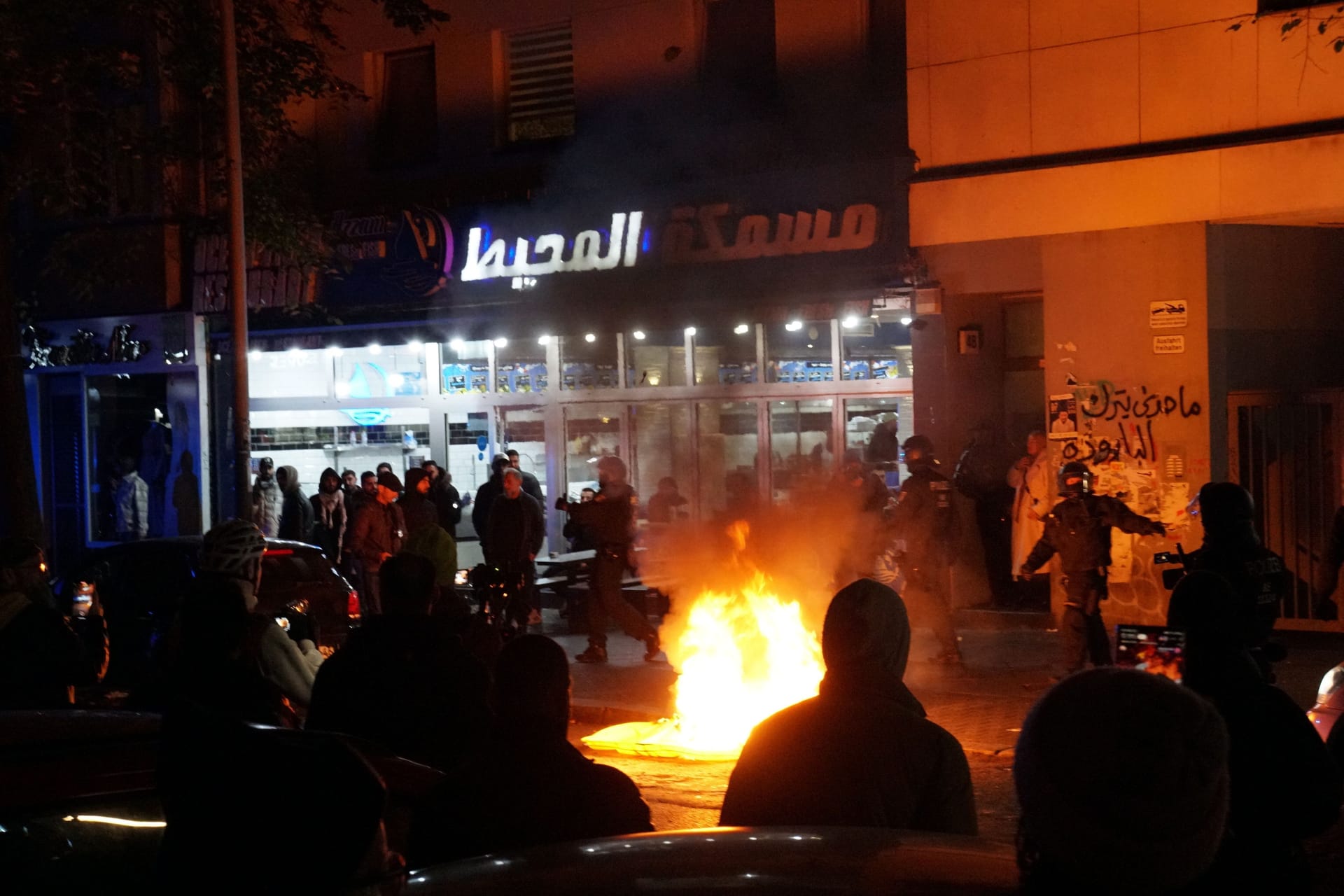 Berlin-Neukölln am Mittwochabend: Auf Polizeikräfte sollen Steine und Feuerwerkskörper geworfen worden sein. Um den Widerstand zu brechen, setzten die Beamten körperliche Gewalt ein.