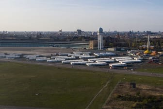 Die Luftaufnahme zeigt den Hangar des ehemaligen Flughafen Tempelhof