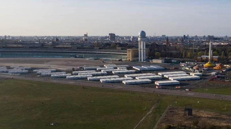 Die Luftaufnahme zeigt den Hangar des ehemaligen Flughafen Tempelhof Die Luftaufnahme zeigt den Hangar des ehemaligen Flughafen Tempelhof