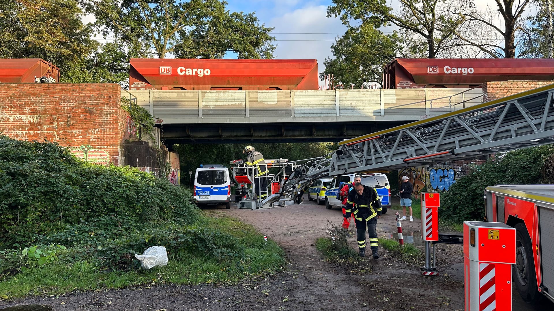 Die Feuerwehr musste den Mann mit einer Drehleiter bergen. Die Feuerwehr musste den Mann mit einer Drehleiter bergen.