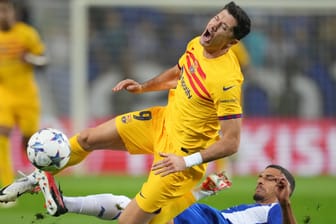 Hart angegangen: Barcelonas Robert Lewandowski wird im Spiel beim FC Porto von Verteidiger David Carmo gefoult.