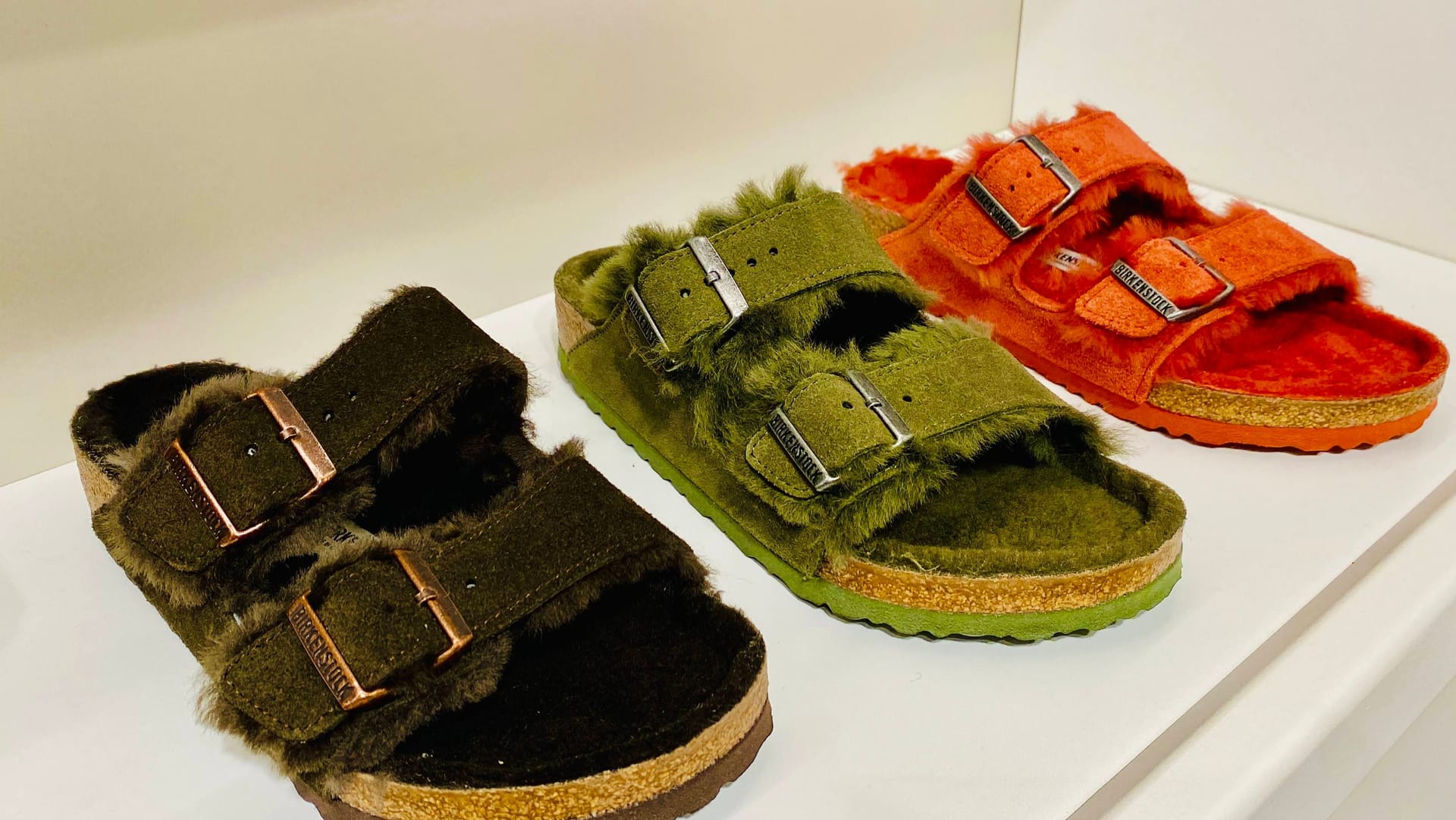 Drei bunte Sandalen von Birkenstock: Das Unternehmen geht nun an die Börse.