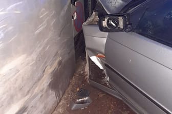 Verkehrsunfall Schönböckener Straße: BMW kollidiert mit Hausfassade