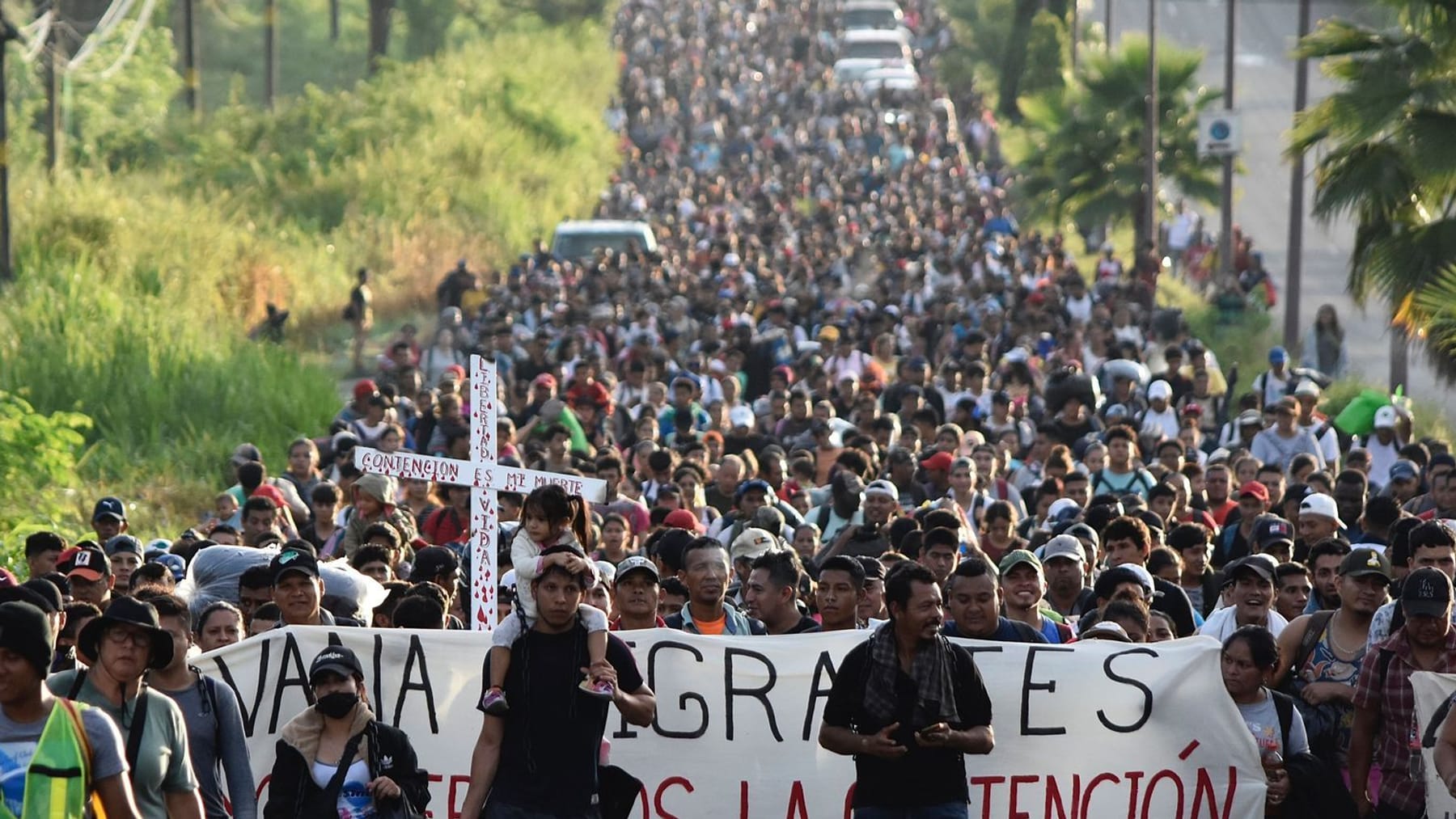 Tausende Migranten sind zu Fuß auf dem Weg zur Grenze