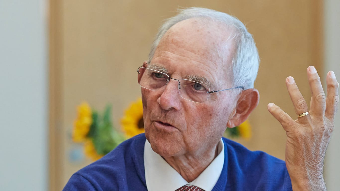 Wolfgang Schäuble (Archivbld): Der ehemalige Finanzminister glaubt, dass das hohe Sozialleistungsniveau schuld daran ist, dass so viele Migranten nach Deutschland wollen.