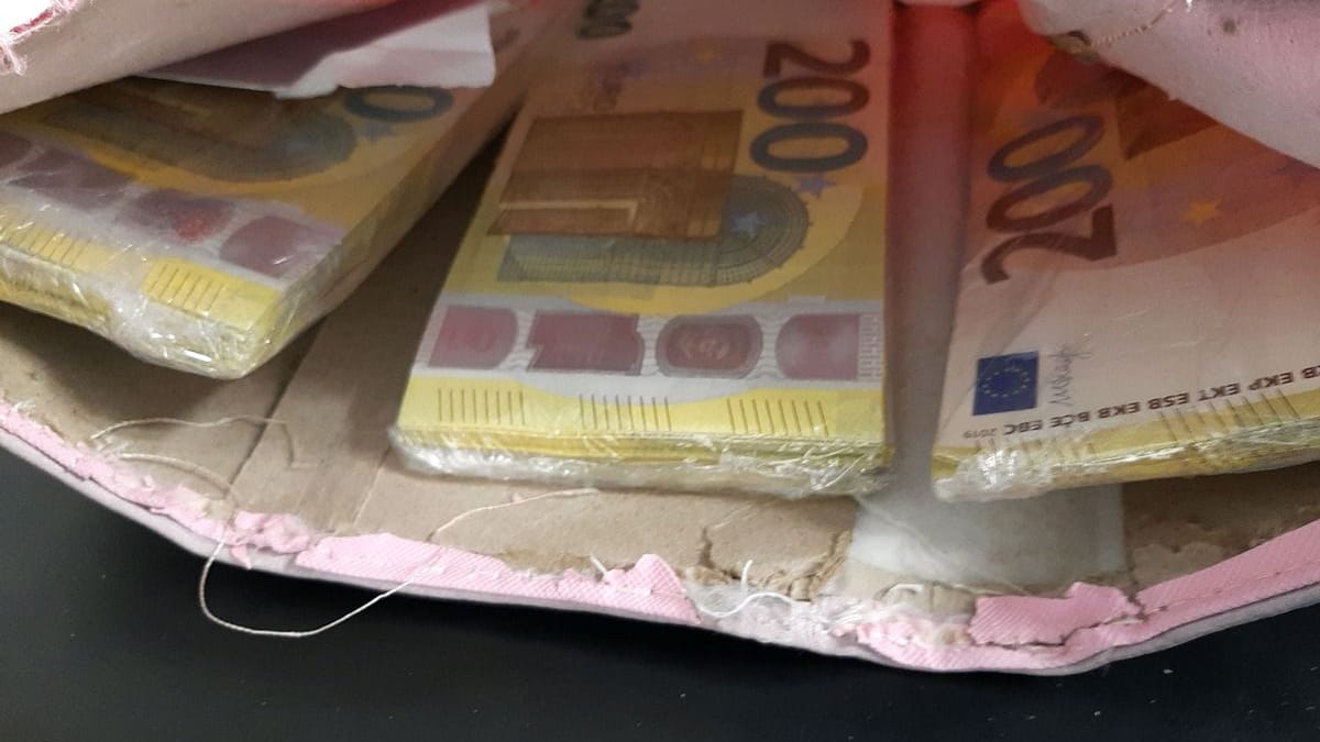 Das geschmuggelte Bargeld wurde aufgrund von Annahmegründen für Geldwäsche sichergestellt. Die weiteren Ermittlungen führt die Facheinheit Geldwäsche des Zollfahndungsamts Frankfurt am Main. Der 50-jährigen Reisenden droht ein fünfstelliges Bußgeld wegen Verstoßes gegen die Barmittelanmeldepflicht. Das geschmuggelte Bargeld wurde aufgrund von Annahmegründen für Geldwäsche sichergestellt. Die weiteren Ermittlungen führt die Facheinheit Geldwäsche des Zollfahndungsamts Frankfurt am Main. Der 50-jährigen Reisenden droht ein fünfstelliges Bußgeld wegen Verstoßes gegen die Barmittelanmeldepflicht.