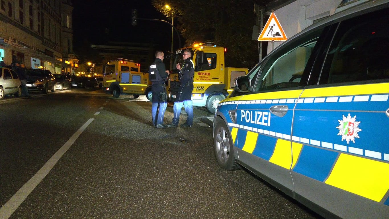 Polizeieinsatz in Essen nach einem Clanstreit: Zwei beschädigte Autos sollen abgeschleppt werden.
