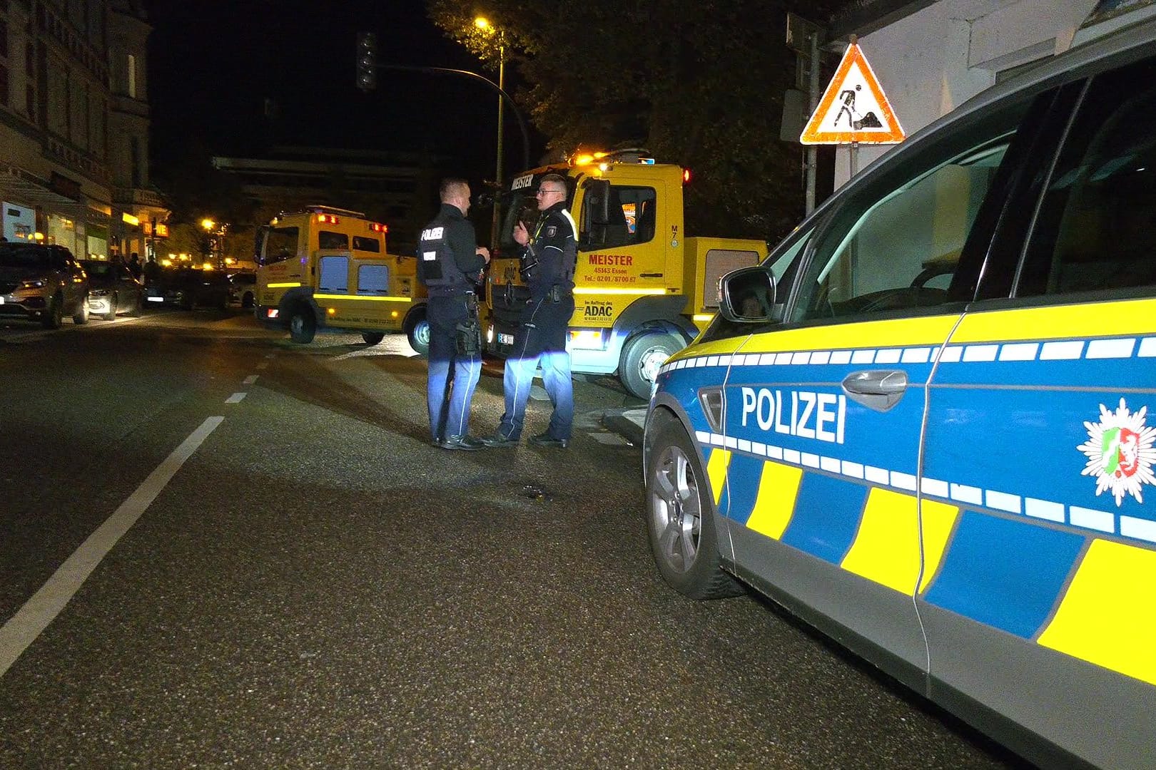 Polizeieinsatz in Essen nach einem Clanstreit: Zwei beschädigte Autos sollen abgeschleppt werden.