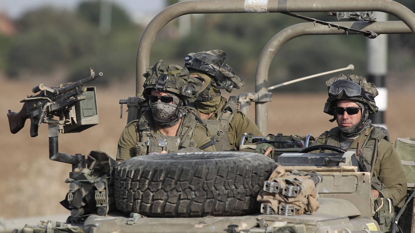 Israelische Soldaten in der Nähe der Grenze zum Gazastreifen (Archivbild): IDF-Einheiten haben die Leiche einer Geisel geborgen. Israelische Soldaten in der Nähe der Grenze zum Gazastreifen (Archivbild): IDF-Einheiten haben die Leiche einer Geisel geborgen.