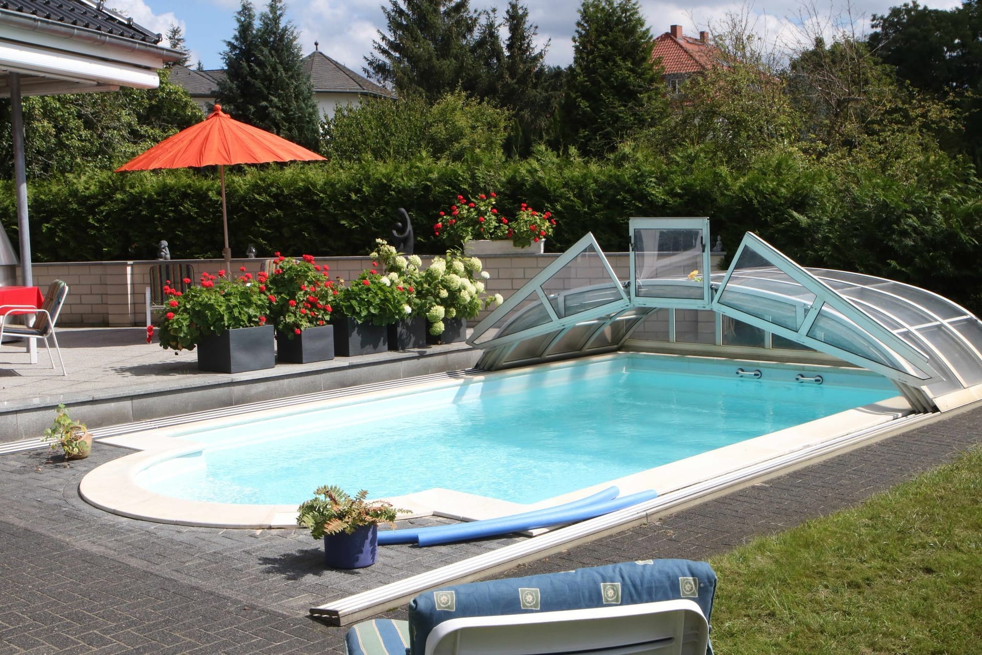 Pool mit Kuppeldach in einem Garten Pool mit Kuppeldach in einem Garten