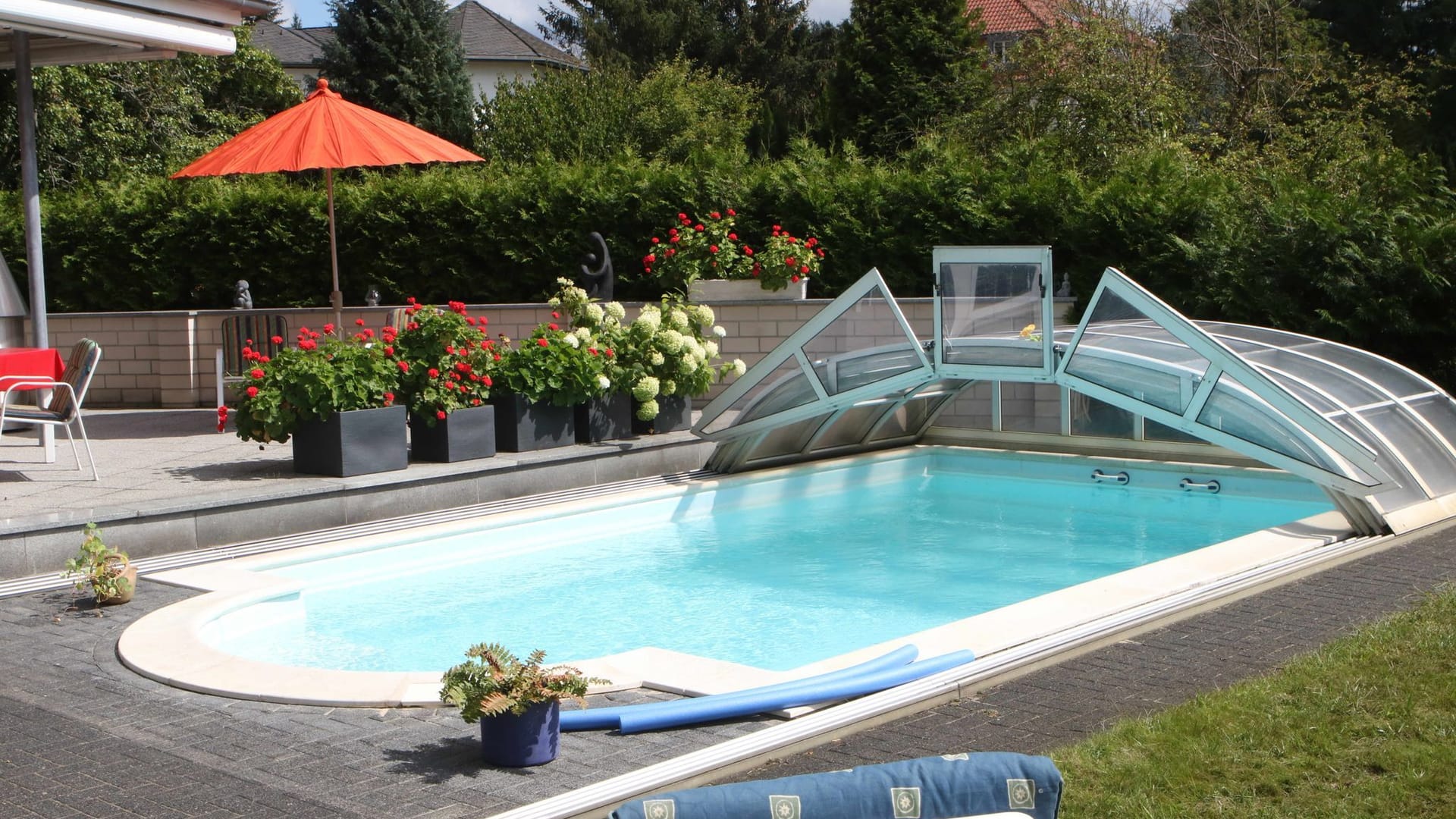 Pool mit Kuppeldach in einem Garten Pool mit Kuppeldach in einem Garten